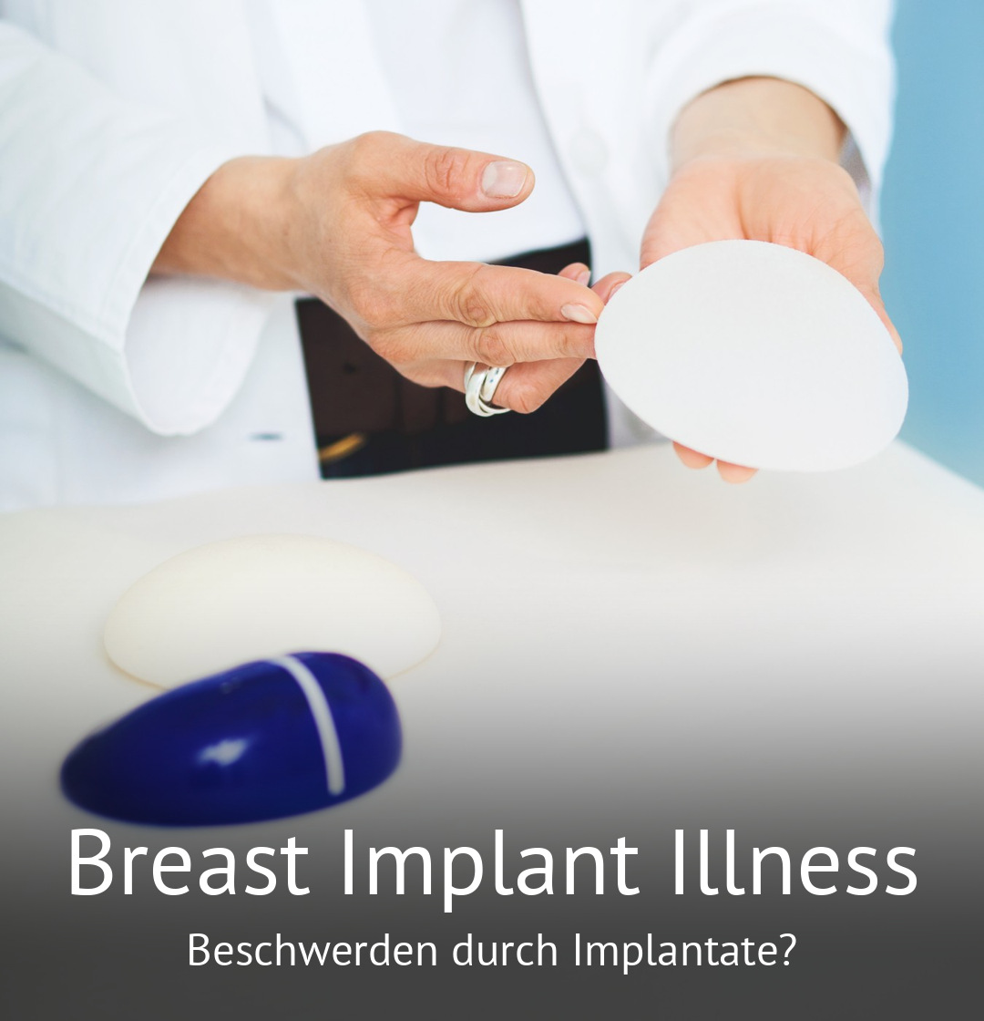 Ärztin zeigt ein Brustimplantat, daneben zwei Implantatmuster auf dem Tisch